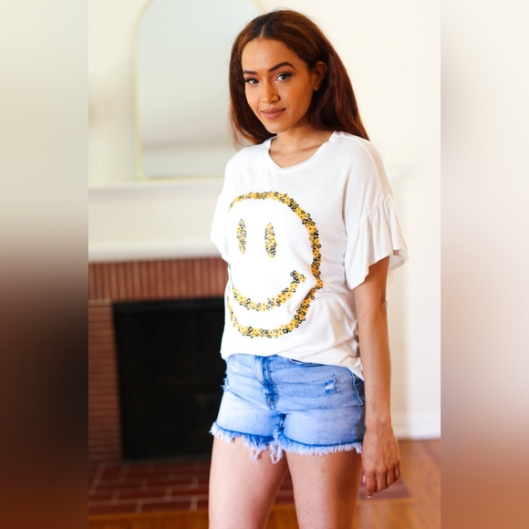 💥NEW Ivory Flutter Sleeve Floral Happy Face Top - Picture 4 of 6